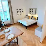 Homelystay - Downtown App Апартаменти *