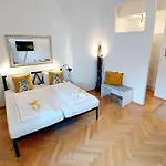 Homelystay - Downtown App Апартаменти *