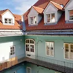 Homelystay - Downtown App Грац