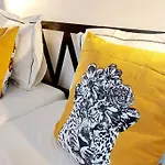 Homelystay - Downtown App Апартаменти *