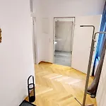 Апартаменти Homelystay - Downtown App *