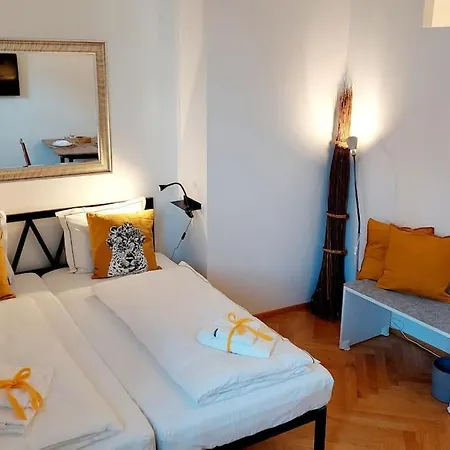 Homelystay - Downtown App Апартаменты *