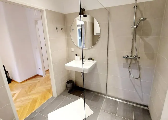 Homelystay - Downtown App Appartamento Graz
