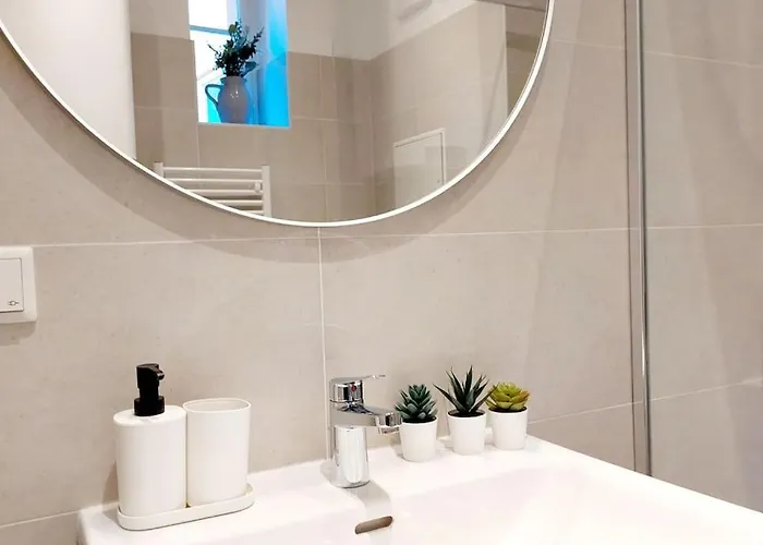 Homelystay - Downtown App Appartamento *